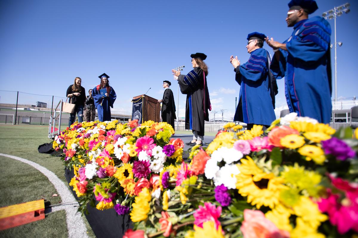 密歇根州立大学丹佛分校的学生在2021年春季毕业典礼上走过舞台