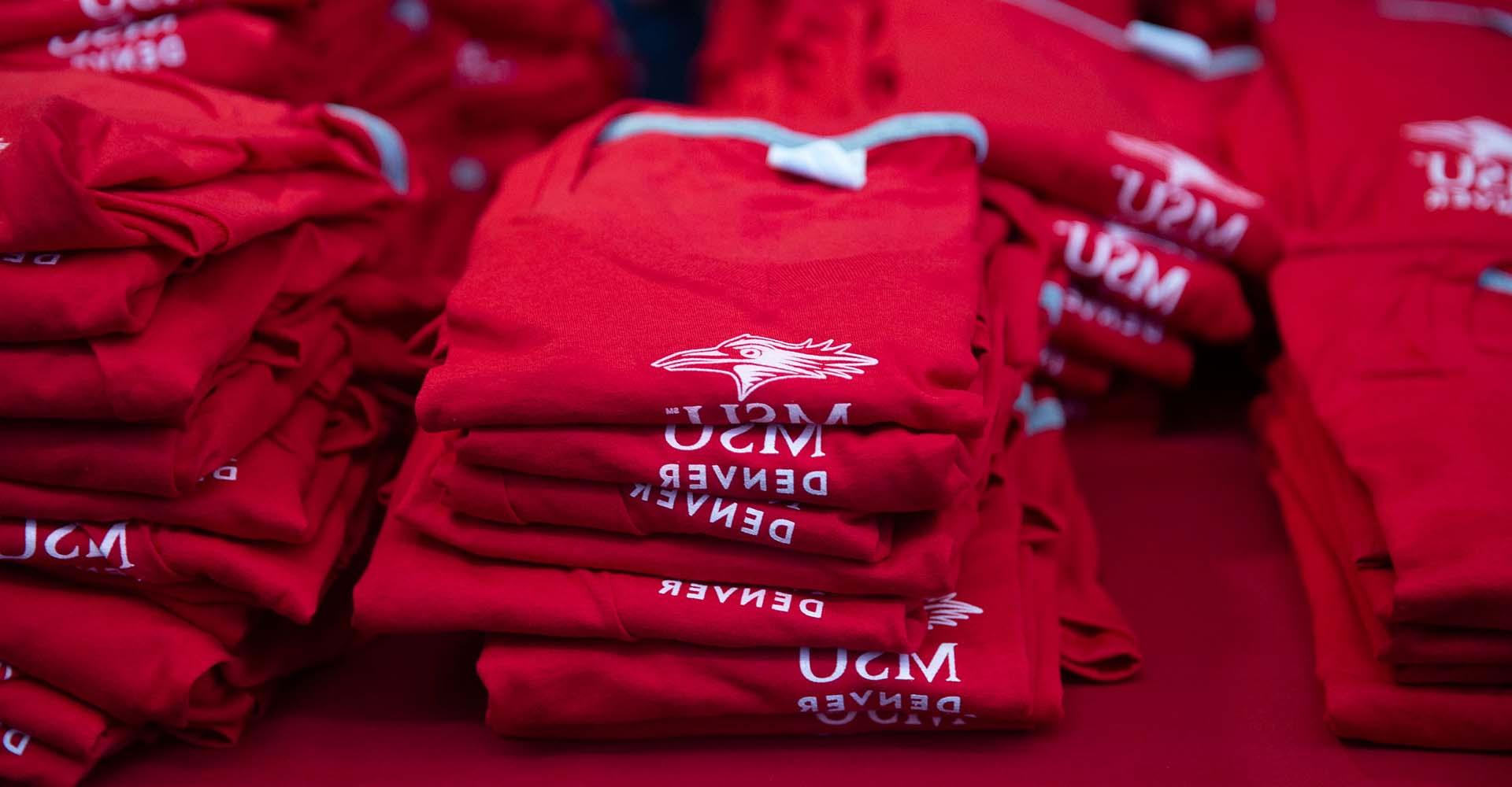 一堆密歇根州立大学丹佛分校的红色t恤